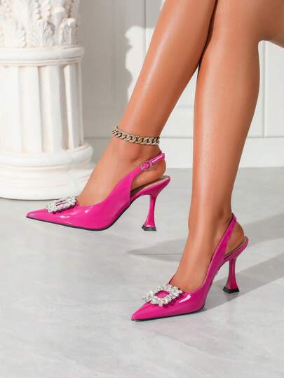 زوج من أحذية ذات كعب عالٍ ذات أنف مدبب أنيق، مصنوعة من مواد لامعة، مزينة بمشبك مربع لامع، ذات تصميم أنيق وجذاب مناسب للأحداث الرسمية والزفاف والسهرات وللارتداء اليومي، كعب عالي مفتوح الأصابع عصري وشامل