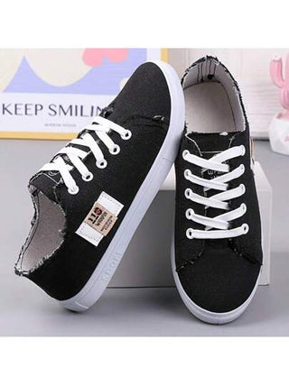 زوج أحذية كاجوال نسائية باللون الأسود/الأبيض/الأزرق، بتصميم أربطة، زخارف بأرقام وحروف على الجزء العلوي، مريحة ومتنوعة للارتداء اليومي