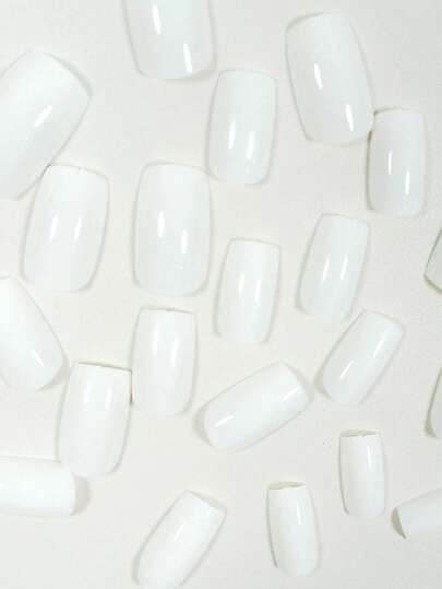 قم بترقية مظهرك باستخدام طقم أظافر مربع عدد 24 قطعة ذو ألوان أساسية بيضاء مناسب للحفلات والمواعيد والاستخدام اليومي