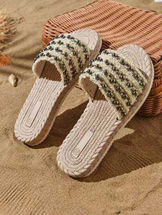 صنادل فاخرة معززة بتصميم فريد للذوق الراقي لعطلة الشاطئ، مزينة باللؤلؤ مقاس كبير الحجم