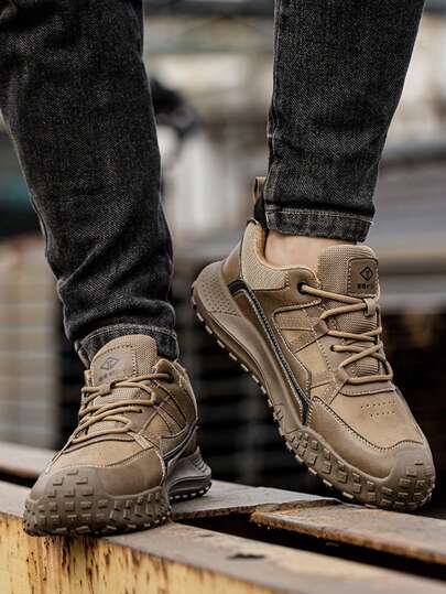 زوج من أحذية السلامة ذات الرؤوس الحديدية البنية للرجال للصيف، خفيفة الوزن ومريحة مقاومة للانزلاق وللتهوية وقوية، أحذية رياضية آمنة مانعة للثقب والصدمات وباستنادة مريحة، مناسبة للمواقع الإنشائية والبستنة والمستودعات والصيانة اليومية