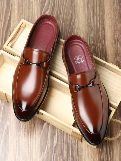 زوج من أحذية رجالي بأسلوب كوري بنسق مدبب وزحلقة بدون ربط جلدية نصف مفرغة، تصميم جديد منخفض القطع مضاد للانزلاق للأعمال والكاجوال