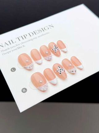 10 قطع من ألسنة الأظافر القصيرة ذات الشكل اللوزي اليدوية، بطراز أنيق وعصري، مزخرفة باللون الأبيض مع نقوش هيكل اللؤلؤ والنجوم على أرضية نقاط سوداء، بطريقة فرنسية غير منتظمة على قاعدة الأظافر ال- nude، مجموعة تزيين أظافر أنيقة للسيدات والفتيات