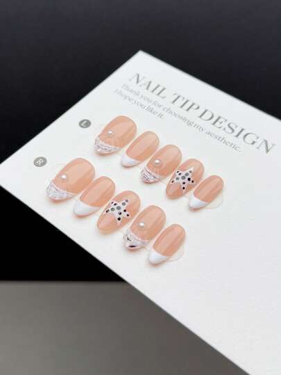 10 قطع من ألسنة الأظافر القصيرة ذات الشكل اللوزي اليدوية، بطراز أنيق وعصري، مزخرفة باللون الأبيض مع نقوش هيكل اللؤلؤ والنجوم على أرضية نقاط سوداء، بطريقة فرنسية غير منتظمة على قاعدة الأظافر ال- nude، مجموعة تزيين أظافر أنيقة للسيدات والفتيات