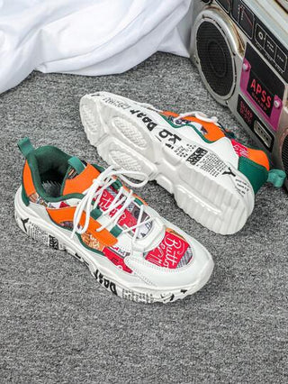 أحذية رياضية كاجوال ذات طابع رياضي، مريحة وقابلة للتنفس للربيع/الصيف. بطبعة بيضاء مع لون برتقالي حيوي، أحذية منصة ضخمة متعددة الاستخدامات للرجال والنساء. أزياء راجعة في الزمن للحفلات والمهرجانات. أحذية رياضية منخفضة القمة قوية ومشتتة للصدمات للرجال