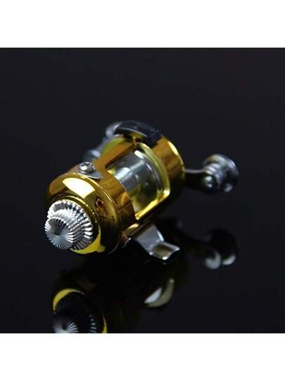 هذا القضيب الصغير بشكل قلم صياد محمول وقابل للطي والانسحاب، مزود بعجلة طبل. إنه قوي وذو قبضة قوية. يتم تثبيت عجلة الصيد بإحكام وتتناسب بشكل وثيق مع هيكل القضيب. إنه مناسب للأنهار والبحيرات والخزانات وصيد السمك على الجليد. إنها عصا صيد يمكن وضعها في الجيب