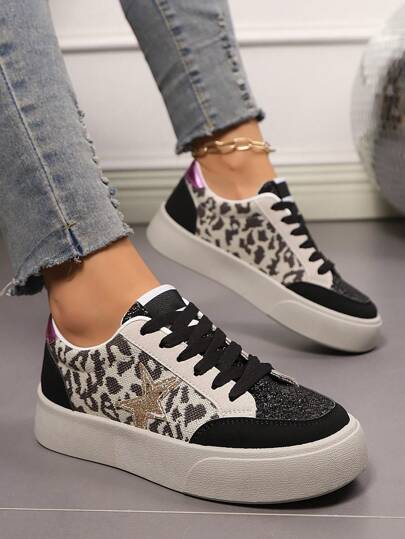 أحذية رياضية كاجوال للنساء مزينة بنجوم لامعة ، حذاء رياضي بأربطة عليا منخفض القمة ؛ أحذية كاجوال مطبوعة بنمر بتصميم أصابع قدم دائرية سوداء للنساء، أحذية ناعمة القاع مانعة للانزلاق للمنزل والمشي والخارج