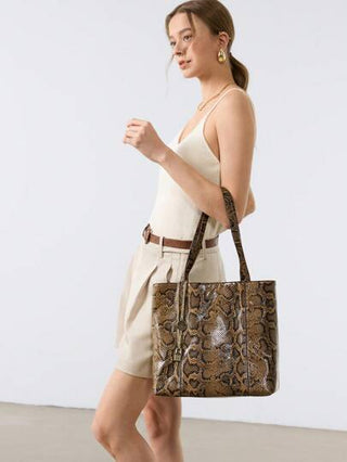 SHECARRY حقيبة كتف انيقة للنساء بطبعة جلد الثعبان البني بتزيين ذهبي، مناسبة للتنقل والتسوق والمواعيد