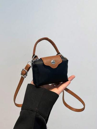 قطعة واحدة حقيبة كروس بودي صغيرة جميلة من النايلون بنمط عصري راقي، لون داكن مناسب للتسوق اليومي، بطراز بنات شابات، قابلة للارتداء كحقيبة كروس أو على الكتف مع تعديل الحزام، مريحة وعصرية، مناسبة للخروج والتنزه، وكذلك لتكون هدية لصديقات