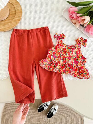 SHEIN مجموعتان من البدلة المتكونة من لباس علوي بدون أكمام ذات طباعة زهور وبنطلون للبنات الصغار لفصل الصيف