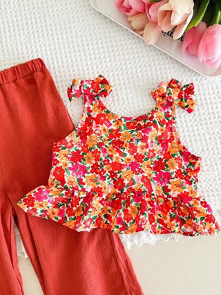 SHEIN مجموعتان من البدلة المتكونة من لباس علوي بدون أكمام ذات طباعة زهور وبنطلون للبنات الصغار لفصل الصيف