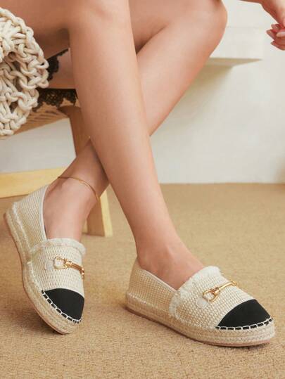 Styleloop الحذاء المسطح النمط البوهيمي الأنيق المزين بالسلسلة للنساء