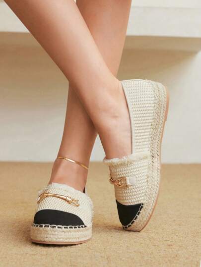 Styleloop الحذاء المسطح النمط البوهيمي الأنيق المزين بالسلسلة للنساء