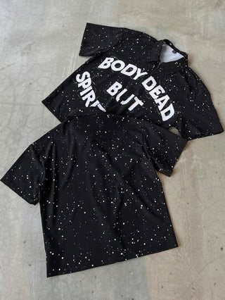 Manfinity EMRG قميص الرجال، قميص قصير الأكمام للشارع. هذا القميص له طباعة بأحرف وتصميم سوستة. مناسب للارتداء اليومي الكاجوال، في مهرجانات الموسيقى، وإجازات شواطئ هاواي. هدية رائعة للصديق أو الزوج، قمصان مطبوعة للرجال