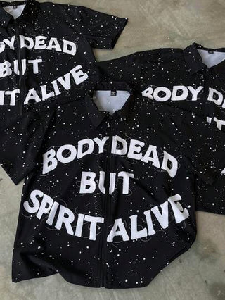 Manfinity EMRG قميص الرجال، قميص قصير الأكمام للشارع. هذا القميص له طباعة بأحرف وتصميم سوستة. مناسب للارتداء اليومي الكاجوال، في مهرجانات الموسيقى، وإجازات شواطئ هاواي. هدية رائعة للصديق أو الزوج، قمصان مطبوعة للرجال