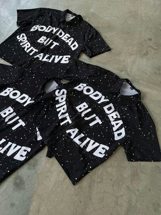 Manfinity EMRG قميص الرجال، قميص قصير الأكمام للشارع. هذا القميص له طباعة بأحرف وتصميم سوستة. مناسب للارتداء اليومي الكاجوال، في مهرجانات الموسيقى، وإجازات شواطئ هاواي. هدية رائعة للصديق أو الزوج، قمصان مطبوعة للرجال