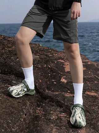 صنادل مزخرفة بطبعات الكاموفلاج نمط الخرق للرجال، متعددة الاستخدامات للصيف والخارج قابلة للتنفس وسميكة الأسفل من نوع الأحذية المائية، مانعة للانزلاق، مريحة، تزيد من الارتفاع