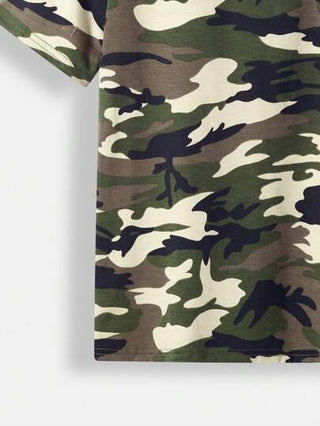 SHEIN قميص كاجوال بأكمام قصيرة وياقة مستديرة مطبوع بطبعة الكامو للشاب المراهق، للصيف