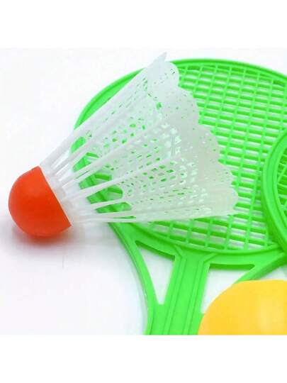 مجموعة مصغرة من 4 قطع: مضارب بادمنتون ومضاربة تنس طاولة مع كرتين، تصميم خفيف الوزن ومتين، مناسبة للبالغين، ألعاب داخلية/خارجية، هدايا أعياد الميلاد، أدوات رياضية (بعض الألوان عشوائية)