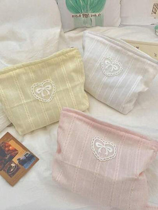 حقيبة مكياج بطبعة الفراشة والقلب، خفيفة الوزن ومتعددة الوظائف لتنظيم مستحضرات التجميل، مزودة بسحاب وبطانة داخلية مناسبة للسفر والاستخدام اليومي