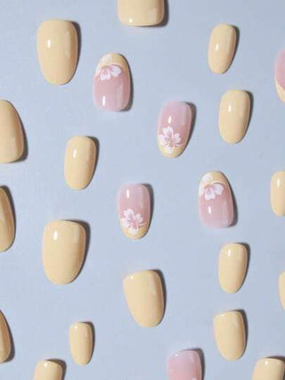 ارتقي بأناقتك مع مجموعة 24 قطعة أظافر مزيفة قصيرة بشكل بيضاوي مع أزهار وألوان ماكرون فرنسية، أظافر أكريليك مزيفة كاملة الملائمة ، تحتوي على 1 قطعة هلامي لاصق و 1 ملف أظافر، مناسبة للنساء والفتيات لاستخدامها في العمل اليومي والدراسة والحفلات