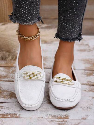 نعال فلات مزينة بسلسلة جديدة للنساء في الربيع، جلد ناعم بدون رباط على الطراز البريطاني