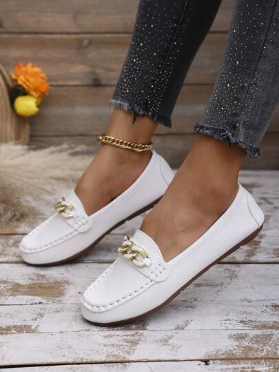 نعال فلات مزينة بسلسلة جديدة للنساء في الربيع، جلد ناعم بدون رباط على الطراز البريطاني