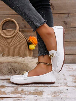 نعال فلات مزينة بسلسلة جديدة للنساء في الربيع، جلد ناعم بدون رباط على الطراز البريطاني