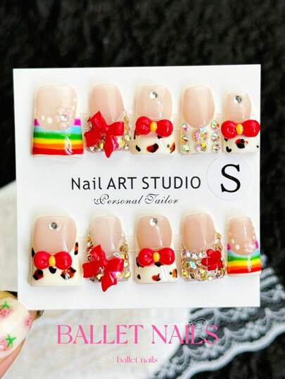 10قطع أظافر صناعة يدوية بتصميم منقار البط مع فيونكة حمراء ألماسات ملونة وبنمط نمري بطراز فرنسي ، أظافر نقوش عقدة الفراشة دوبامين الصيفية للسيدات والفتيات. تشمل ملفات أظافر وغراء جيلي.