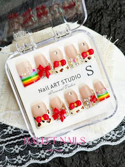 10قطع أظافر صناعة يدوية بتصميم منقار البط مع فيونكة حمراء ألماسات ملونة وبنمط نمري بطراز فرنسي ، أظافر نقوش عقدة الفراشة دوبامين الصيفية للسيدات والفتيات. تشمل ملفات أظافر وغراء جيلي.
