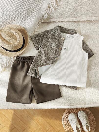 طقم ب- 3 قطع للأولاد الصغار بطراز المدرسة الكاجول، يتكون من: 1- ملابس علوية بلا أكمام مطرزة بالأحرف باللون الأبيض النقي 2- ملابس علوية مطبوع بزهور البيسلي 3- شورت، مناسب للأولاد في الأعمار من 4 إلى 7 سنوات للربيع والصيف