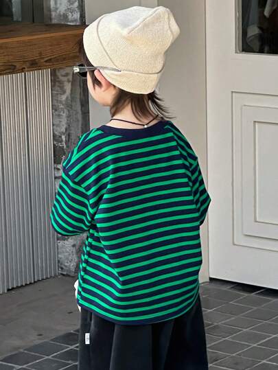 DAZY قميص T-shirt صيفي منقوش بألوان وتصميم كرتوني مرتب مع شريط جرافيك كبير الحجم لطفل صغير