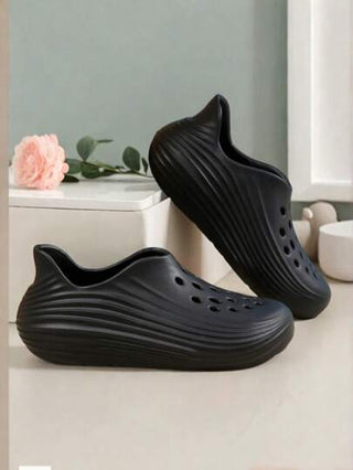 أحذية رجالية ذات ثقوب لأنشطة المنزل والأوقات الحرة الخارجية الصيفية الجديدة ،\ مريحة للتجمعات اليومية على الشاطئ، أحذية رجالية ذات نعل مسطح بلون واحد، عصرية وبسيطة