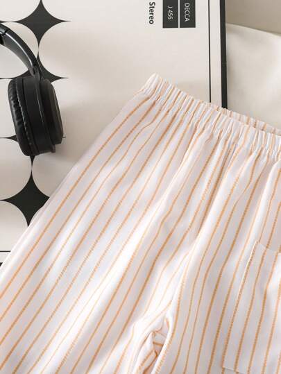 سراويل غير رسمية للأطفال مخططة مع ملصق سفر زخرفي، لموسم الربيع/الصيف