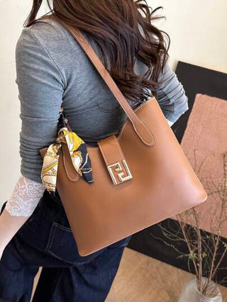 حقيبة ذات حمالة للكتف مزينة بوشاح حرير من مادة البولي يوريثان مع إبزيم معدني، سعة كبيرة، خفيفة الوزن وذات استخدامات متعددة، مناسبة للتنقلات اليومية، مع وشاح حرير