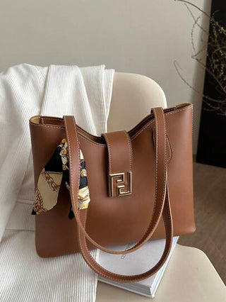 حقيبة ذات حمالة للكتف مزينة بوشاح حرير من مادة البولي يوريثان مع إبزيم معدني، سعة كبيرة، خفيفة الوزن وذات استخدامات متعددة، مناسبة للتنقلات اليومية، مع وشاح حرير