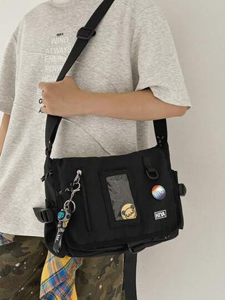 حقيبة رسول متعددة الاستخدامات للرجال، حقيبة كتف عادية كبيرة السعة بتصميم يناسب الجنسين، مزينة بالرقع والاكسسوارات، بطراز انستغرام