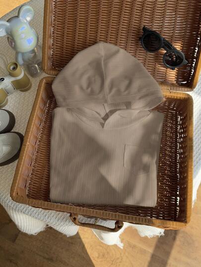 SHEIN تي شيرت هودي أبيض فضفاض بملمس ناعم أنيق بطراز رياضي كاجوال ملائم للاستخدام اليومي والمدرسة والسفر والرياضة خلال الربيع والصيف