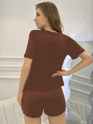 مجموعة بيجامة مكونة من بلوزة وشورت بطباعة شعارات للنساء