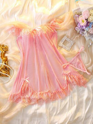 لانجيري حريمي DelicateAllure طقم قميص نوم، قطعتان، مزخرف بالدانتيل والشبكة مكشوف الكتفين، بتنورة غير متماثلة الذيل المكسر