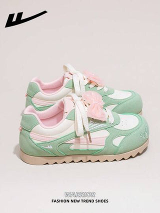 WARRIOR زوج حذاء رياضي كاجوال بنسائي من WARRIOR بنعل سميك وأربطة، ذو قاع ناعم للاستخدام اليومي والتنزه الخارجي، برؤوس مستديرة ذات كعب منخفض مُقاوم للانزلاق بلون صلب أنيق ذو قاع ناعم مناسب للتنزه والتخرج والتزلج، أحذية رياضية نسائية برقبة منخفضة