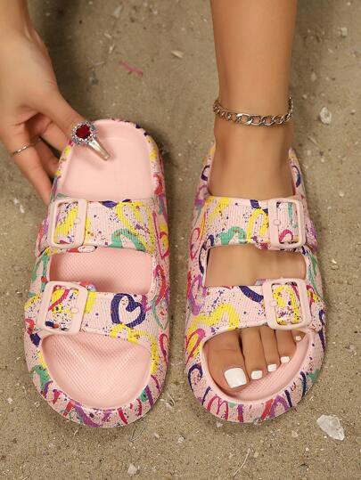 نعال صيفية نسائية ملونة بطبعة قلب كبير غير متماثل و غرافيتي، مناسبة للشاطئ والحفلات والاستخدام اليومي والداخلي، مريحة ذات نعل سميك ناعم وعملية، صنعلات شيك