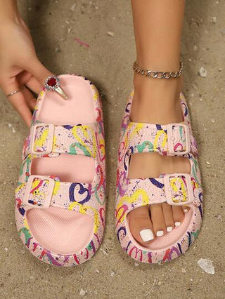نعال صيفية نسائية ملونة بطبعة قلب كبير غير متماثل و غرافيتي، مناسبة للشاطئ والحفلات والاستخدام اليومي والداخلي، مريحة ذات نعل سميك ناعم وعملية، صنعلات شيك