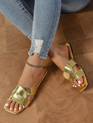 نعال شرائح مسطحة للنساء ذات فتحة مربعة والجزء العلوي مزخرف بنقش التمساح، خفيفة الوزن ومريحة للارتداء الداخلي والخارجي والأنشطة اليومية، لون الذهبي، نعال شرائح مسطحة للصيف