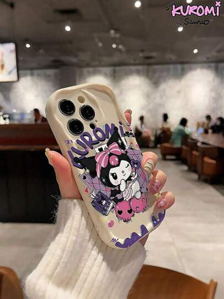 Sanrio كفر هاتف آي فون Kuromi الجذاب متوافق مع موديلات 11/12/13/14/15/16 آيفون برو/برو ماكس/بلس، غطاء بلماع ولين باللون البنفسجي الغوطي مزين برسوم كارتونية وفيونكة جميلة للبنات والمراهقات