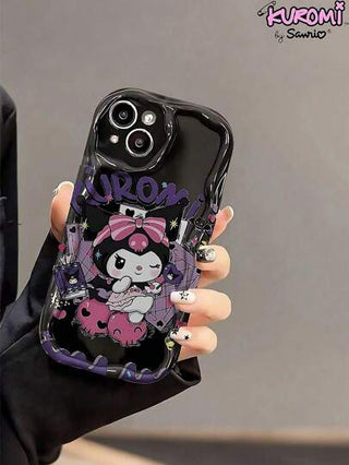 Sanrio كفر هاتف آي فون Kuromi الجذاب متوافق مع موديلات 11/12/13/14/15/16 آيفون برو/برو ماكس/بلس، غطاء بلماع ولين باللون البنفسجي الغوطي مزين برسوم كارتونية وفيونكة جميلة للبنات والمراهقات
