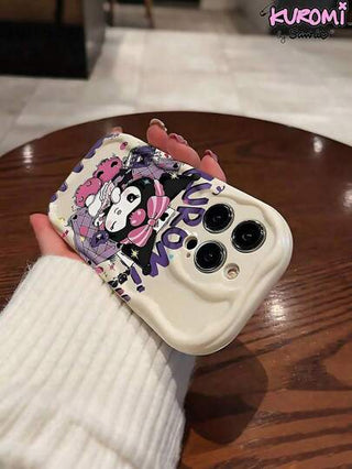 Sanrio كفر هاتف آي فون Kuromi الجذاب متوافق مع موديلات 11/12/13/14/15/16 آيفون برو/برو ماكس/بلس، غطاء بلماع ولين باللون البنفسجي الغوطي مزين برسوم كارتونية وفيونكة جميلة للبنات والمراهقات