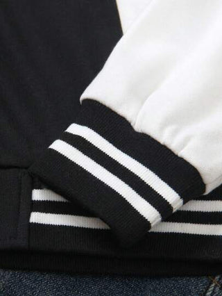 جاكيت طيات بيسبول للأولاد الصغار، من قماش ناعم، مزينة بلصقات أرقام على الصدر، كاجوال وأنيقة، مناسبة للخروجات والمدرسة، في فصلي الربيع والخريف