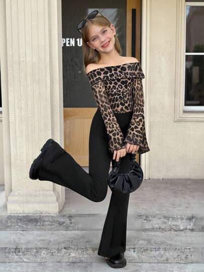 SHEIN بدلة من قطعتين للفتيات البالغات، ملابس علوية محصور مع أكمام طويلة واسعة ذو كتف مكشوف بطبعة جلد الفهد والشبك، مع بنطلون واسع ذو سرواليات سوداء صلبة، ملائم للارتداء اليومي العادي والأنيق، مناسب للخريف والشتاء