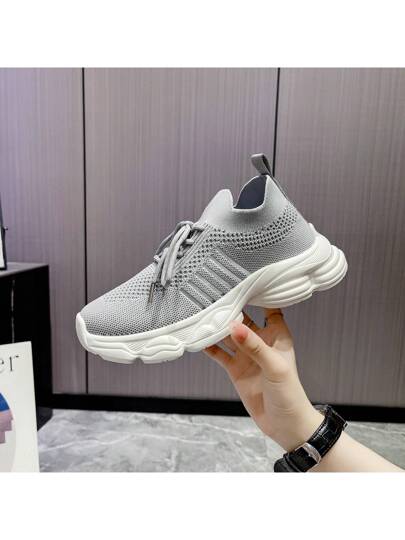 زوج من الأحذية الرياضية الكاجوال للنساء خفيفة الوزن مريحة باللون الأسود ، مناسبة للربيع والخريف وجميع المواسم ، مقاومة للانزلاق ، أحذية رياضية منخفضة مع ربطات ، تصميم جديد لعام 2024